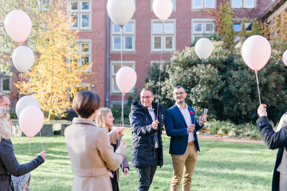 Ehe fuer alle: Mike und Alexandru im Standesamt Harburg